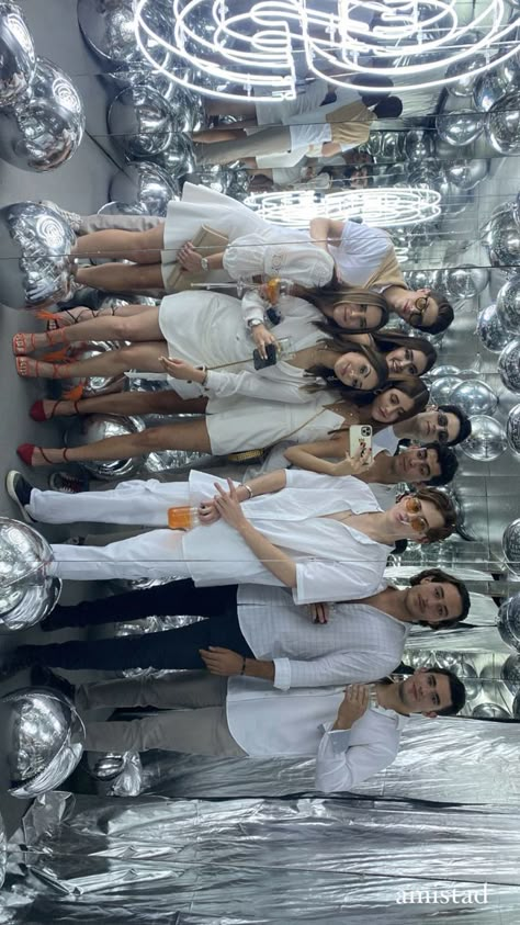 Disco Ball Party Aesthetic, White Out Birthday Party, All White Party Aesthetic, Cute 16th Birthday Party Ideas, Disco And Diamonds, Birthday Dresscode Ideas, Dresscode Birthday Party, Birthday Party Dress Code Ideas, 17 Party Ideas