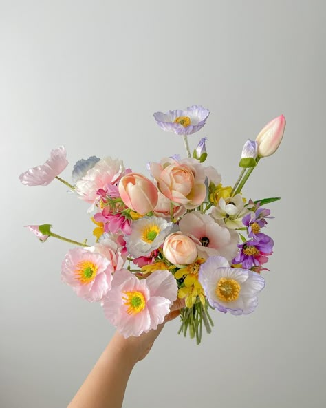 colourful poppy bouquet angles 📐 Poppy Flower Bouquet, Poppy Bouquet, Dahlia Bouquet, Boquette Flowers, Artificial Bouquet, Artificial Flower Bouquet, Pink Wedding Flowers, Flower Arrangements Diy, Flower Therapy