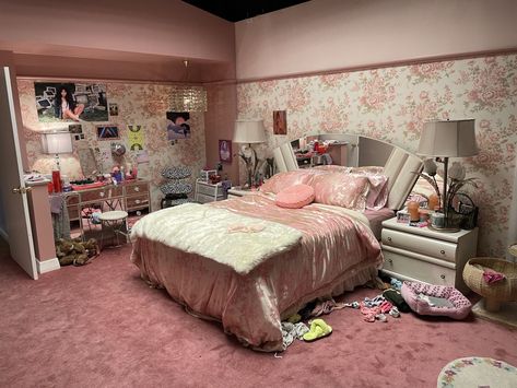 maddy perez’s bedroom, euphoria, room decoration, girly, y2k,pink aesthetic, decoration inspiration, floral prin, soft pink Y2k Bedroom, Girly Room, Pretty Room, Dreamy Room, Dream Room Inspiration, Pink Room, Decoration Inspiration, Room Makeover Inspiration, Room Inspiration Bedroom