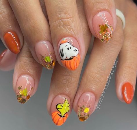 Snoopy Fall Nail Art, Snoopy Nail Art Designs, Autumn Theme Nails, Cute Cartoon Nail Art, Halloween Snoopy Nails, Great Pumpkin Charlie Brown Nails, Snoopy Nails Halloween, Snoopy Nails Fall, Snoopy Nails Design