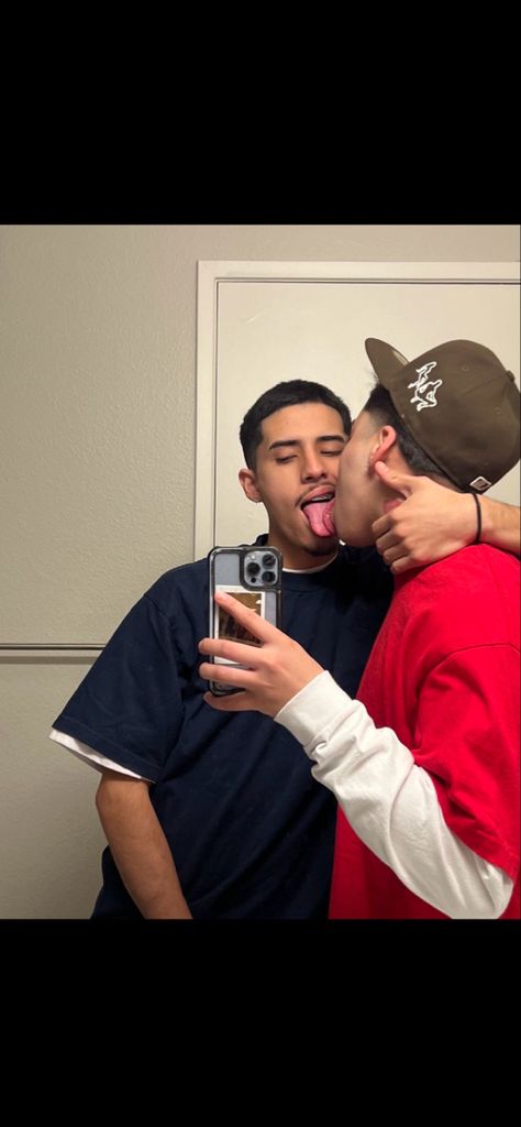 Poc Mlm Couple Aesthetic, Gay Boyfriend Aesthetic, Men Selfie Ideas, Gay Couple Aesthetic Boys, Mlm Kiss, Selfie Reference, Poc Aesthetic, Mlm Aesthetic, Hot Mexican Men