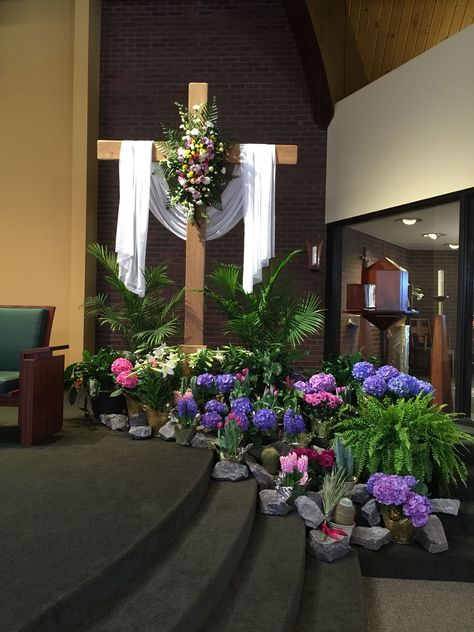 Church Floral Decorations Easter Altar Flower Arrangements, Easter Altar Decorations Ideas, Easter Sunday Church Decoration Ideas, Church Decor For Easter, Spring Church Decor, Alter Decorations Church Altars, Easter Sunday Church Decorations, Easter Flower Arrangements For Church, Easter Church Decor