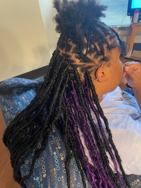 Black and purple faux locs Black And Purple Soft Locs, Black And Purple Faux Locs, Purple Faux Locs Black Women, Black And Purple Locs, Purple Soft Locs, Dark Purple Locs, Purple Faux Locs, Purple Locs, Boho Locs