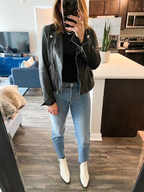 White Boots Jeans Outfit, Styling White Ankle Boots, White Boots With Jeans Outfit, Style White Boots Fall Outfits, Black Jeans White Boots, How To Style White Boots For Fall, Styling White Boots Winter, How To Style White Chelsea Boots, Outfits With White Boots Fall Fashion