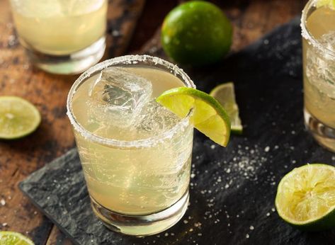 Alcoholic Drinks For Diabetics, Cocktail Margarita, Classic Margarita Recipe, Margarita Day, Fun Drinks Alcohol, National Margarita Day, Jalapeno Margarita, Patron Tequila, Best Tequila