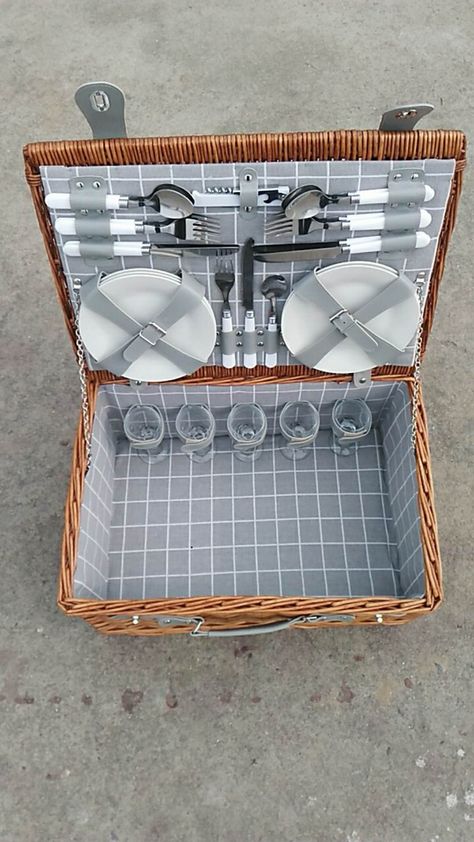 Picnic Basket Diy, Luxury Picnic Basket, Hamper Diy, Picnic Basket Set, Basket Picnic, Steampunk Furniture, Picnic Inspiration, Picnic Hamper, Picnic Essentials