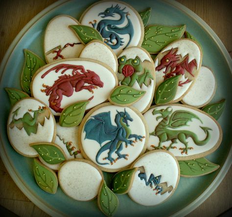 Dragon platter  Oh, wow, love it!  Wouldn't be able to decided whether to eat them or just look at them!!  lol Dragon Cookies Decorated, Decorated Biscuits, Dragon Cupcakes, Camo Wedding Cakes, Dragon Cakes, Dragons Love Tacos, Football Cookies, Horse Cookies, Dragon Cookies