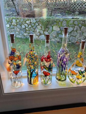 Diy Home Decor Living Room, Painted Bottles, Decorative Bottles, Hand Painted Bottles, Painted Bottle, Shelves Diy, Bedroom Crafts, Paint Night, Glass Bottle Crafts