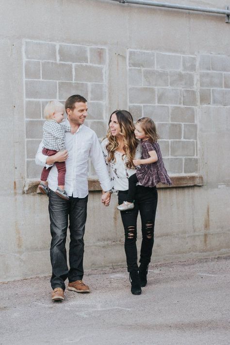 Urban Family Photoshoot, Family Photo Shoot Outfits, Family Photoshoot Christmas, Mom's Jeans, Urban Family Photography, Urban Family Photos, Photo Shoot Outfits, Winter Family Pictures, Urban Photoshoot