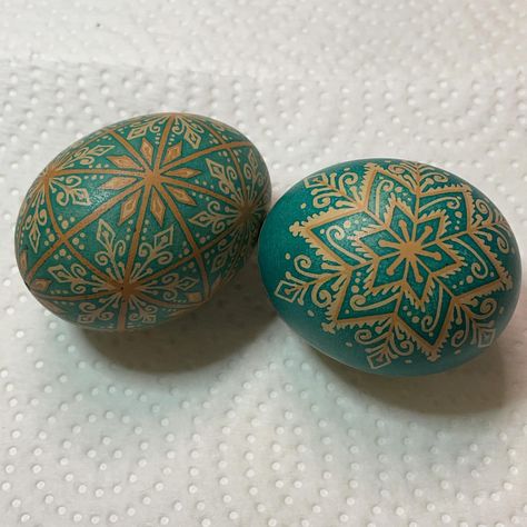 Cristina on Instagram: “Officially obsessed. #letitsnow #pysanky #pysanka #christmasgifts” Christmas Pysanky, Pysanky Designs, Pysanky Eggs Pattern, Easter Egg Art, Pysanky Eggs, Ukrainian Easter Eggs, Brown Eggs, Easter Egg Designs, Egg Art