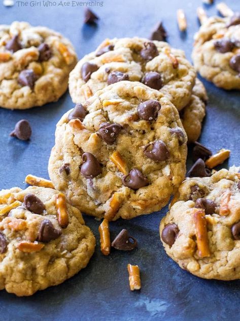 Salted Peanut Butter Pretzel Chocolate Chip Cookies - this recipe is loaded with salty pretzels, crunchy peanut butter, and sweet chocolate chips. the-girl-who-ate-everything.com Desert Cookies, Pretzel Chocolate Chip Cookies, Pretzel Chocolate, Peanut Butter Sandwich Cookies, Butter Pretzels, Pretzel Cookies, The Girl Who Ate Everything, Peanut Butter Pretzel, Peanut Butter Sandwich