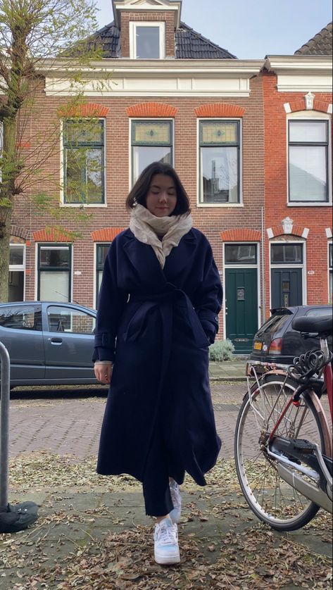 Dark Blue Coat Outfit, Blue Coat Outfit, Dark Blue Coat, Blue Coat, Style Coat, Autumn Outfits, Blue Coats, Autumn Style, Coat Outfits