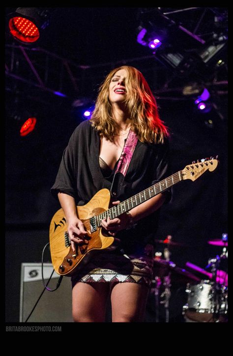 @Samantha_Fish showing all of us how to warm up a room on a cold winter night in Michigan! @RufRecords @BritaBlue Haunted Palace, Nancy Wilson Heart, Samantha Fish, Nancy Wilson, Heavy Metal Girl, Rocker Chick, Women Of Rock, Halestorm, Blues Artists