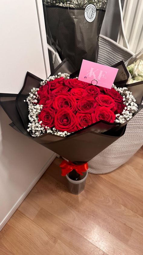 20 Luxury Red Roses with Gypsophila/Babybreath rim. Comes with black or white wrap. Includes 2 flower feed sachets and a personalised note. Please include what you would like to be written in the personalisation box or send me a message after ordered. Nice Bouquet Flowers, Red Rose Bouquet Black Wrap, Luxury Bouquet Of Flowers, 20 Roses Bouquet, Rose Bouquet Wrapping, Red Flower Bouquet, Red Roses Bouquet, Roses Bouquet Gift, Big Bouquet