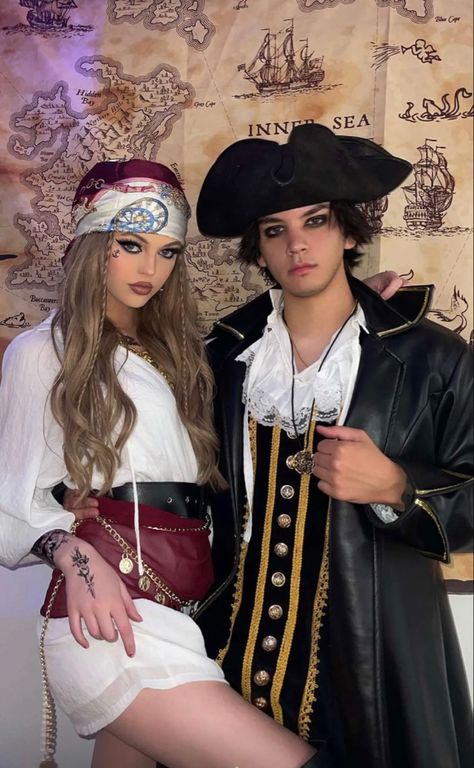 Couples Halloween Outfits Aesthetic, Halloween Costumes Duo Couple, Matching Halloween Costumes For Couples, Halloween Casal, Cute Couples Costumes, Pirate Costumes, Hot Halloween Outfits, Halloween Coustumes, Couple Costumes