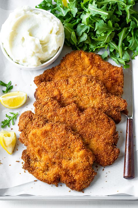 Baked Schnitzel, Juicy Food, Shnitzle Recipe, Traditional European Food, European Food Recipes, Schnitzel Recipe, Austrian Schnitzel, International Food, German Chicken Schnitzel