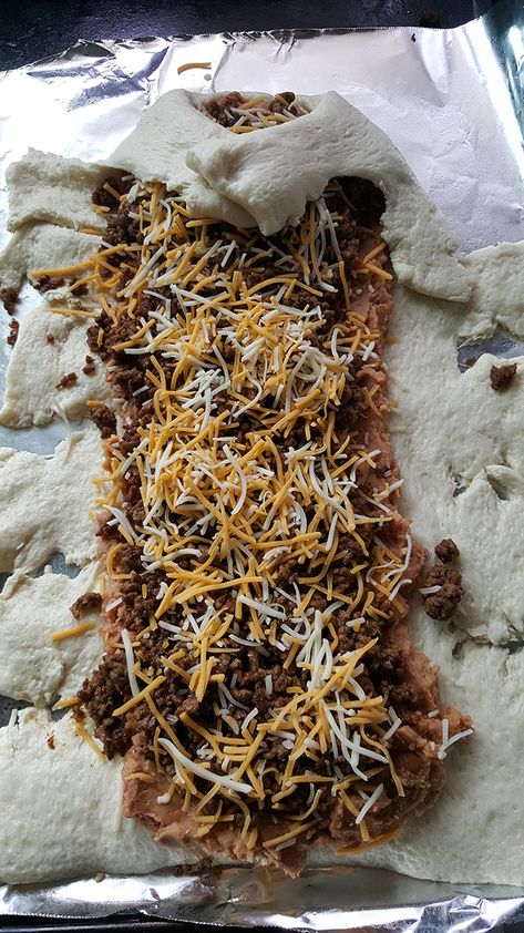 Taco Braid Recipe Pizza Dough, Pilsbury Pizza Crust Ideas, Pillsbury Pizza Dough Recipes, Pilsbury Pizza Dough, Pillsbury Pizza Dough, Taco Braid, Pillsbury Pizza, Recipes Using Ground Beef, Pillsbury Dough