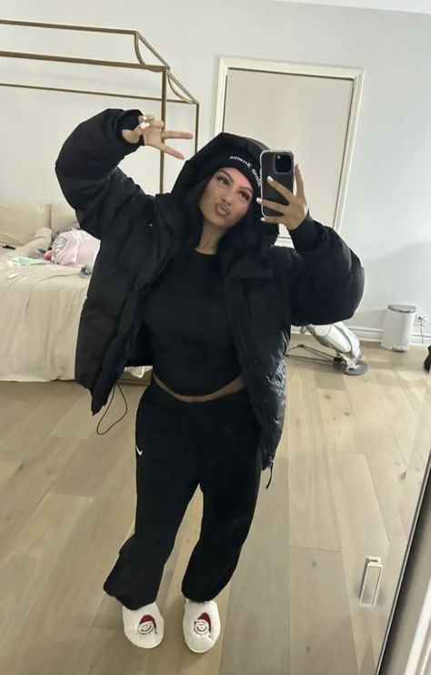 Black Puffer Outfit, Black Joggers Outfit, Puffer Outfit, Puffer Jacket Outfit, Outfit School, Outfit Zara, Mode Zara, Sweatpants Outfit, Winter Fashion Outfits Casual