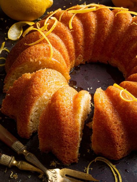 This Buttery Lemon Bundt Cake is bursting with lemon, has a crackly sugary crust as well as the softest texture. I got inspired by traditional French lemon loaf cakes that are commonly soaked with flavored syrup.This Buttery Lemon Bundt Cake is therefore glazed with a luscious lemon soaking syrup that brings out zingy lemony flavors and create the moistest crust. Made with only 7 ingredients, it is perfect for your next afternoon tea or to grab as a quick snack or breakfast on the go. Bundt Cake Glaze, Bunt Cake Recipe, Candied Lemon Slices, Vegetarian Recipes Dessert, Lemon Loaf Cake, Glaze For Cake, Loaf Cakes, Lemon Syrup, Lemon Bundt Cake