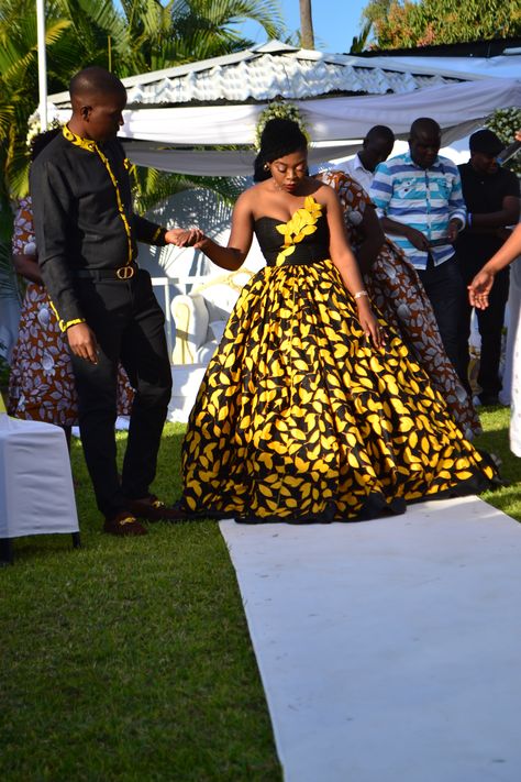 #ZambianBride #KitchenPartyOutfits #ChitengeDress Kitchen Party Dresses African, Kitchen Party Dresses, Zambian Wedding, Chitenge Dresses, Couples African Outfits, African Traditional Wedding Dress, African Wedding Attire, African Bride, Traditional Wedding Attire