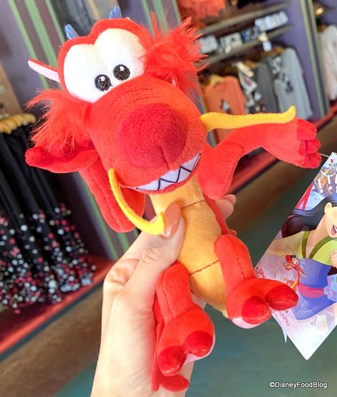 EEK! There’s a NEW Mushu Shoulder Plush in Disney World! Disney Plushies, Plushies Disney, Disney Plush Toys, Disney Stuffed Animals Aesthetic, Disney Shoulder Plush, Mulan Mushu, Walt Disney Movies, Disneyland Plushies, Ty Plush