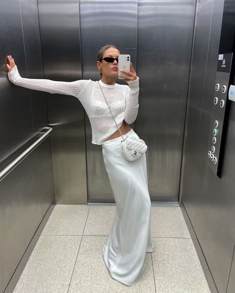 Los looks blancos más 'chic' con los que estar elegante y potenciar tu bronceado | ¡HOLA! Outfit Elegantes, Fiesta Outfit, Spring Fits, Pinterest Outfits, Luxury Brands, Night Outfits, Summer Outfits Women, Fashion Killa, Modest Outfits