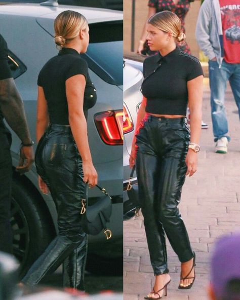 Sofia Richie Going Out Style, Fall Celebrity Outfits, Tattoo On The Wrist, Airplane Tattoo, Mode Zara, Sofia Richie, Black Leather Pants, Mode Inspo, Bohemian Fashion