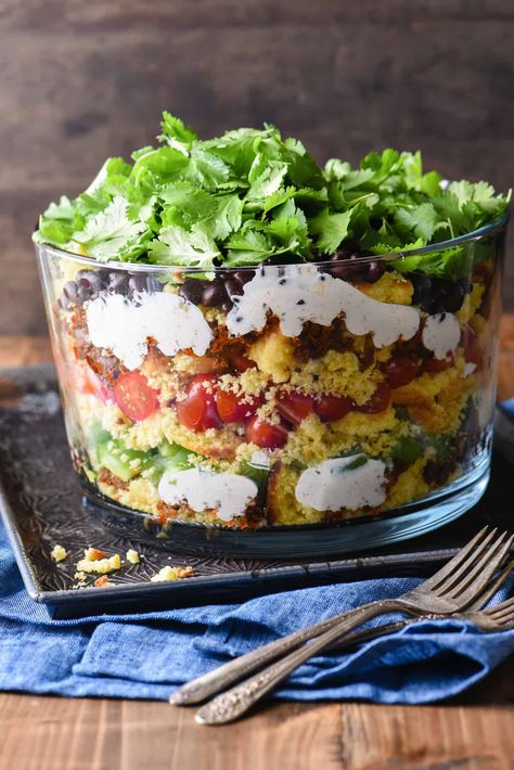 Southwestern Cornbread, Layered Cornbread Salad, Bbq Party Food, Picnic Side Dishes, Cornbread Salad, Foods To Make, Layered Salad, Healthy Comfort Food, Summer Barbecue