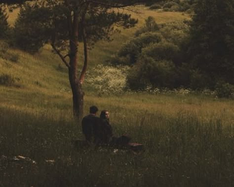 Under A Tree, The Grass, Hopeless Romantic, Cottage Core, Dark Academia, A Tree, In The Middle, My Aesthetic, Dream Life