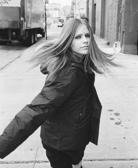 Avril Lavigne Let Go era 2003 photoshoot Avril Lavigne Im With You, Avril Lavigne Let Go, Avril Lavingne, Avril Lavigne Photos, Avril Lavigne Style, The Best Damn Thing, Women Of Rock, Tyler Posey, Punk Princess