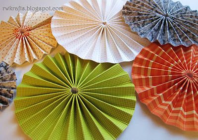 RWKrafts: How To Tuesday - Make Easy Paper Rosettes Paper Medallions, Pinwheels Paper, Paper Rosettes, Paper Fans, Paper Garland, Fall Ideas, How To Make Paper, Paper Projects, Diy Party