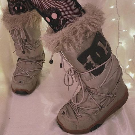 Dc Snow Boots Outfit, Dc Boots Outfit, White Boot Outfits, Dc Snow Boots, Dc Boots, 2007 Aesthetic, Snow Boots Outfit, White Boots Outfit, Digital Wardrobe