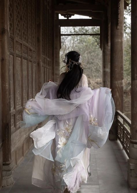 Hanfu Dress Aesthetic, Japanese Traditional Clothing Aesthetic, Chinese Hanfu Aesthetic, Japanese Princess Aesthetic, Asian Princess Aesthetic, Chinese Aesthetic Outfit, Traditional China Aesthetic, Hanfu Poses, Xianxia Aesthetic