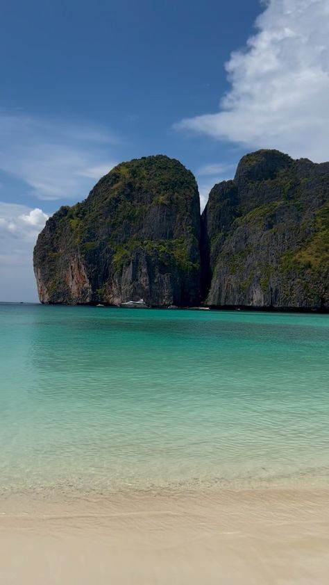 Maya Bay Phi Phi Island, Bangkok Beach, Maya Bay Thailand, Calm Life, Gap Year Travel, Thailand Beach, Dream Holidays, Maya Bay, Holiday Pics