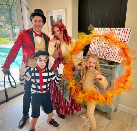 Circus Day Spirit Week, Circus Halloween Costumes Diy, Vintage Carnival Costume, Circus Carnival Costumes, Easy Circus Costume Diy, Circus Costume Family, Diy Circus Costume Women, Circus Costumes Diy, Circus Family Halloween Costumes