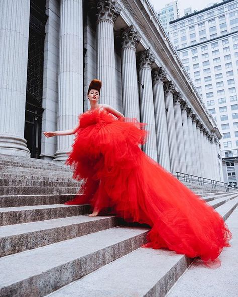 @banasjulia in Giambattista Valli Haute Couture 16 in @numero_russia August 2019 Issue. Ph. @kat_in_nyc Stylist @ilarianiccolini Tulle Photoshoot, Runway Fashion Dresses, Red Tulle Dress, Giambattista Valli Dress, San Valentine, Giambattista Valli Haute Couture, Beautiful Photoshoot Ideas, Joyful Heart, Runway Fashion Couture