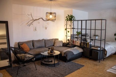 Dieses ca 30qm Zimmer in einer insgesamt 75qm großen Wohnung, kann ab dem 15.12.2018 bezogen werden. Zu der Wohnung zählt ein helles,... Studio Apartment Room Divider, Male Living Space, Small Studio Apartment Decorating, Minimalist Studio, Studio Apartment Living, Studio Apartment Design, Kitchen Studio, Small Apartment Interior, Kids Studio