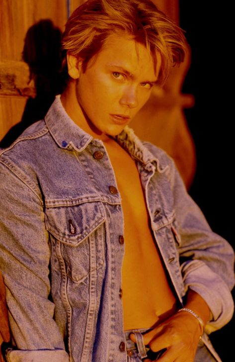 River Phoenix Chris Chambers, Video Sport, 90s Actors, River Phoenix, Keanu Reeves, Sun Kissed, Celebrities Male, Actors & Actresses, Beautiful People