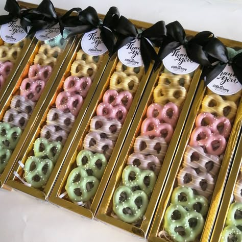 Chocolate Covered Pretzels Party Favors, Pretzel Party Favors, Pretzel Packaging Ideas, Treats Packaging Ideas, Treat Business Ideas, Chocolate Doorgift, Pretzel Con Chocolate, Pretzel Cups, Pretzel Favors