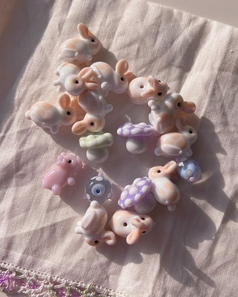 Tiny gorgeous glass things 💓💗🎀 Glass Miniatures, Glass Things, Animal Beads, Thread Beads, Diy Jewelry Unique, Crafts For Gifts, Pretty Beads, Needle Felting Projects, Handmade Glass Beads