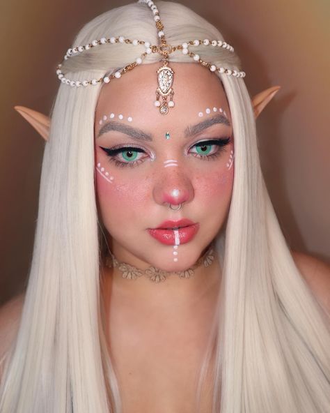 Fairytail Costumes, Pixie Halloween, High Elf Makeup, Medieval Elf Costume, Easy Elf Makeup, Fairycore Halloween Costume, Elf Queen Makeup, Diy Renisance Costumes, Elf Cosplay Ideas