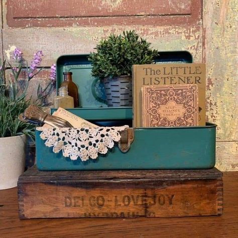 Toolbox Decor, Vintage Suitcase Decor, Ruler Crafts, Old Tool Boxes, Camp Decor, Vintage Booth Display, Suitcase Decor, Vintage Upcycling, Antique Booth Displays