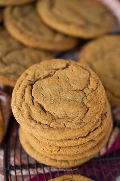 The softest and chewiest ginger molasses cookies you'll ever make! Recipe on @Julie Forrest {Table for Two} Bbq Dessert, Soft Ginger Cookies, Ginger Molasses, Ginger Molasses Cookies, Molasses Cookies, Ginger Snap Cookies, Ginger Cookies, Köstliche Desserts, Chewy Cookie