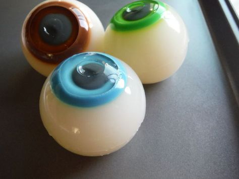 Halloween Jello Eyeballs!!! could be cool for other holidays too, like christmas ornaments or something like that Jello Eyeballs, Eyeball Jello, Halloween Jello, Angel Birthday, Creepy Halloween Food, Candy Eyes, Halloween School Treats, Fairy Halloween Costumes, Casa Halloween