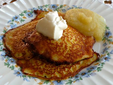 Easy Potato Pancake Recipe, Potato Pancakes Easy, Cracker Barrel Pancakes, Crispy Potato Pancakes, Potatoe Pancake Recipe, Lithuanian Recipes, Meatless Dinner, Clean Food Crush, Potato Pancakes