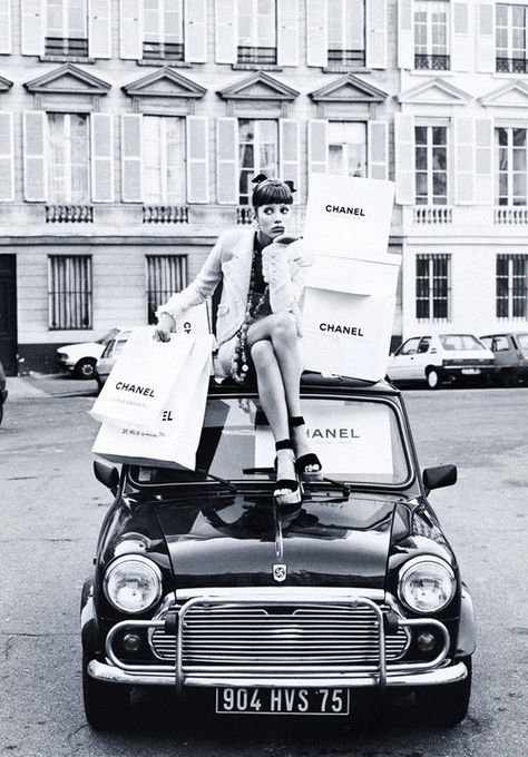 Christy Turlington personifies luxury as she sits atop a Mini Cooper with her legion of shopping bags wearing a ruffle sleeved button down tweed blazer as part of her head-to-toe Chanel attire in the editorial ‘Rive Paris!’ shot by longtime friend of the model photography legend Steven Meisel for Vogue Italia February 1992. Bridget Bardot, Mode Chanel, Steven Meisel, Linda Evangelista, Claudia Schiffer, Christy Turlington, Ansel Adams, Chanel Vintage, Black And White Aesthetic