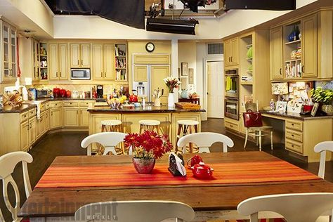 Dunphy House, Dunphy Family, Modern Family Tv Show, Modern Family Kitchen, Movie Houses, Colonial House Exteriors, Modern Family House, Fashion 2000, Desk Kitchen