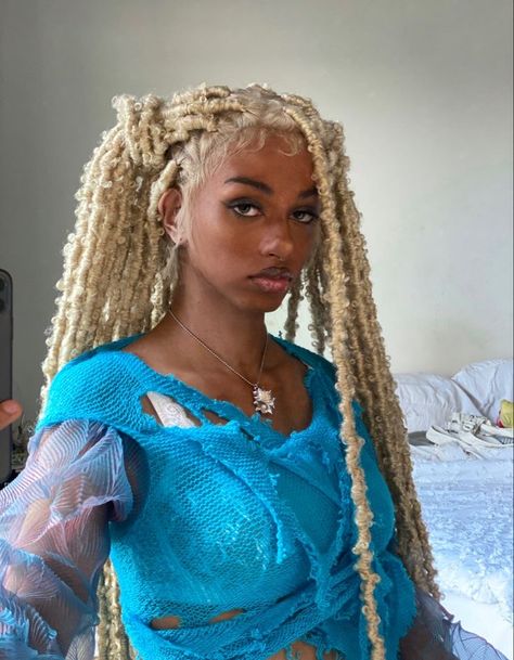 Blonde butterfly locs, color 613 butterfly locs Blonde Braid Styles, Blond Faux Locs, Butterfly Locs Blonde, Blonde Hairstyles Black Women, Blond Black Women, Black Woman Blonde Hair, Braid Selfie, Black Women With Blonde Hair, Blonde Locs Black Women