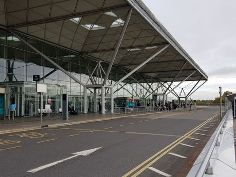 Airport Drop Off Area, Bloxburg Airport, Hopkins Architects, Stansted Airport, London Airport, Home London, Bloxburg Builds, Gatwick Airport, Foster Partners