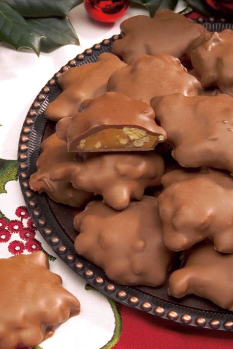 Turtle Candy With Pecans And Caramel, Chocolate Turtles Recipe, Turtles Chocolate, Turtles Recipe, Homemade Turtles, Turtle Recipe, Christmas Cookie Tray, Homemade Chocolate Candy, Turtles Candy